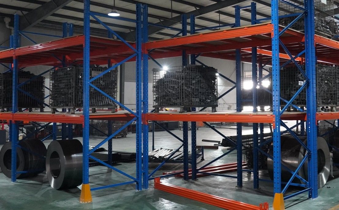 En fazla 2000kg/pallet ağırlık kapasitesine sahip sert sarı endüstriyel kalite çelik depolama rafları