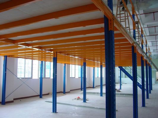 Depo depolama rafı için ağır yüklü çelik yapısı Mezzanine zemini desteklenmiştir
