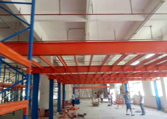 Depo depolama rafı için ağır yüklü çelik yapısı Mezzanine zemini desteklenmiştir