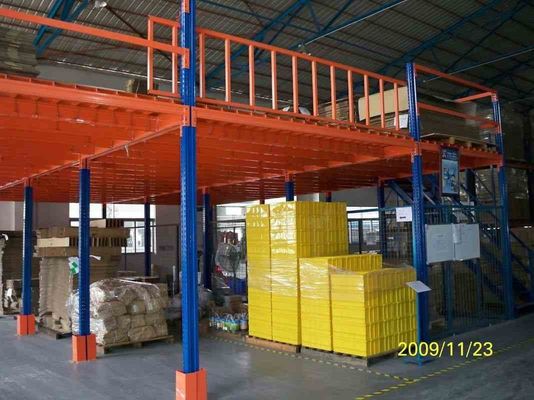 Depo depolama rafı için ağır yüklü çelik yapısı Mezzanine zemini desteklenmiştir
